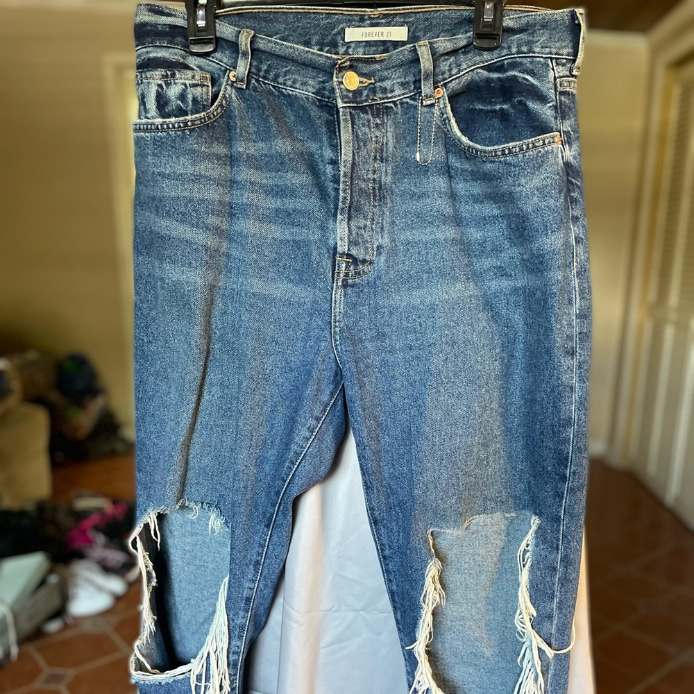 Forever 21 boyfriend jeans size 31 knee holes